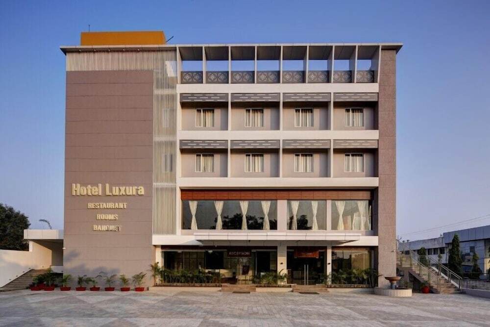Hotel Luxura — hotel in Godhra