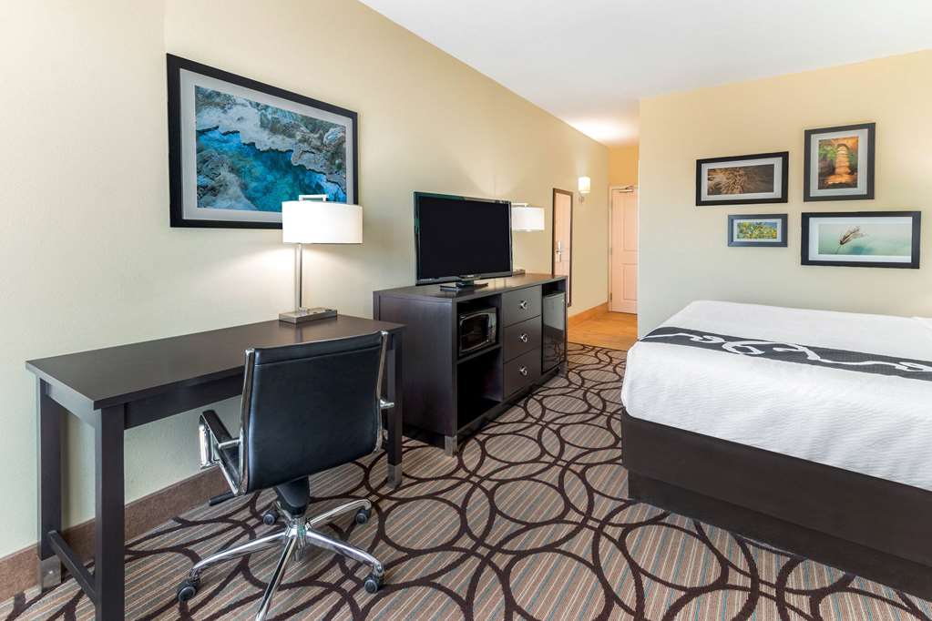 La Quinta Inn & Suites by Wyndham Carlsbad - photo 25