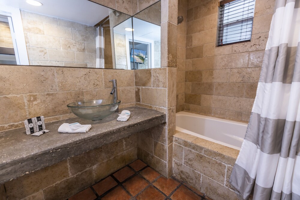 Chesterfield Hotel & Suites - photo 34