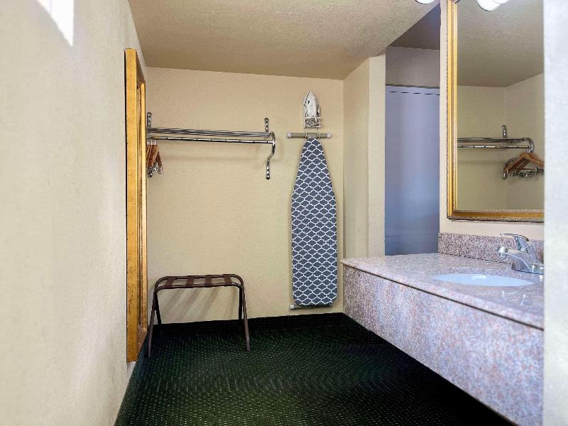 Econo Lodge Del Rio - photo 22