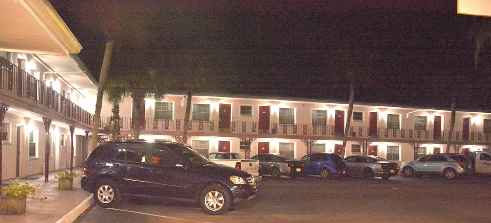Carriage Inn Motel - photo 14