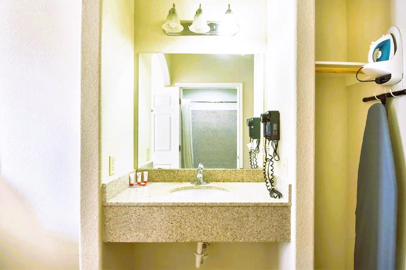 OYO Townhouse Clute Lake Jackson - photo 63