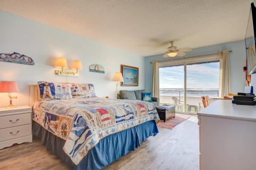 Ground Floor Beachfront Studio Sleeps 3 Pool and Sauna in Lincoln, United States