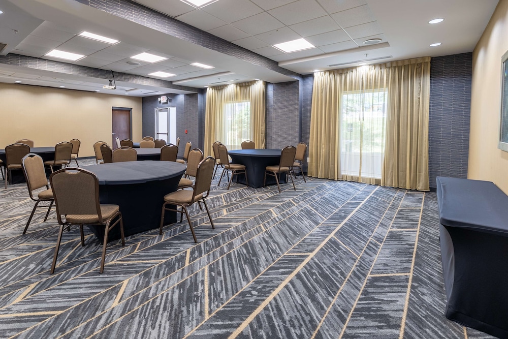 Hampton Inn & Suites Greensboro Coliseum Area - photo 81
