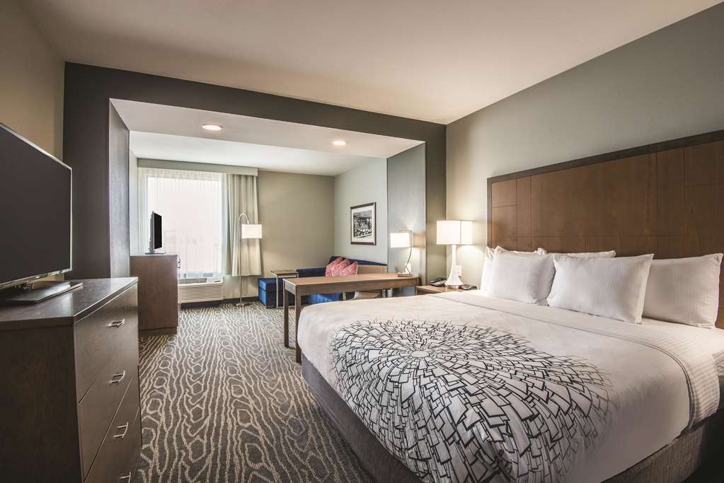 La Quinta Inn & Suites by Wyndham Kingman - photo 8