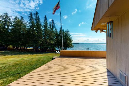 Rockledge Cedar Retreat — 4-Star Luxury Hotel in North Hero, United States