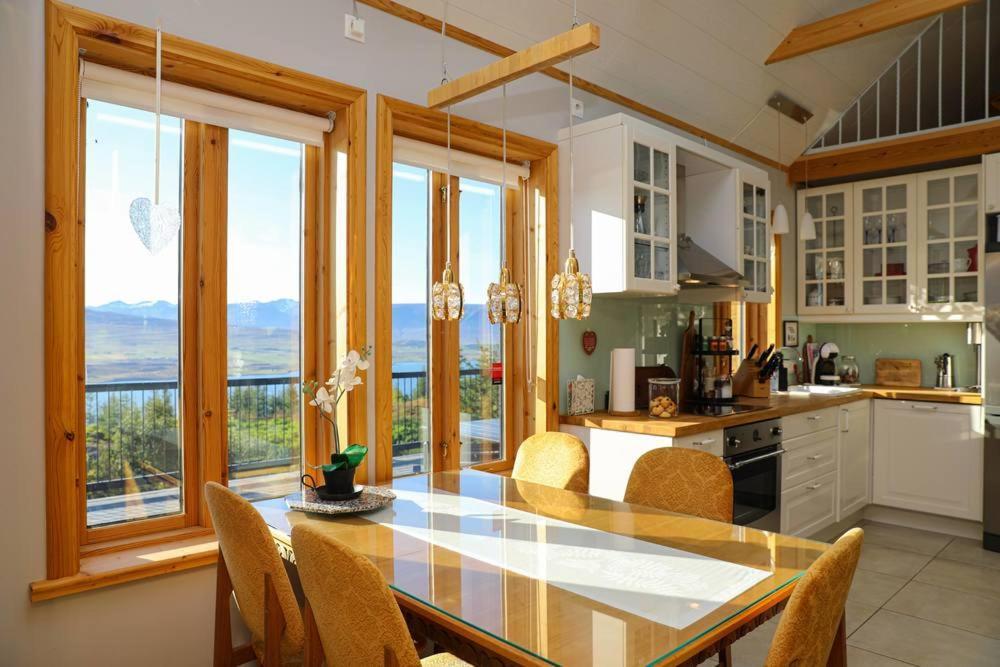 LL Properties Charming Panorama Family Cabin