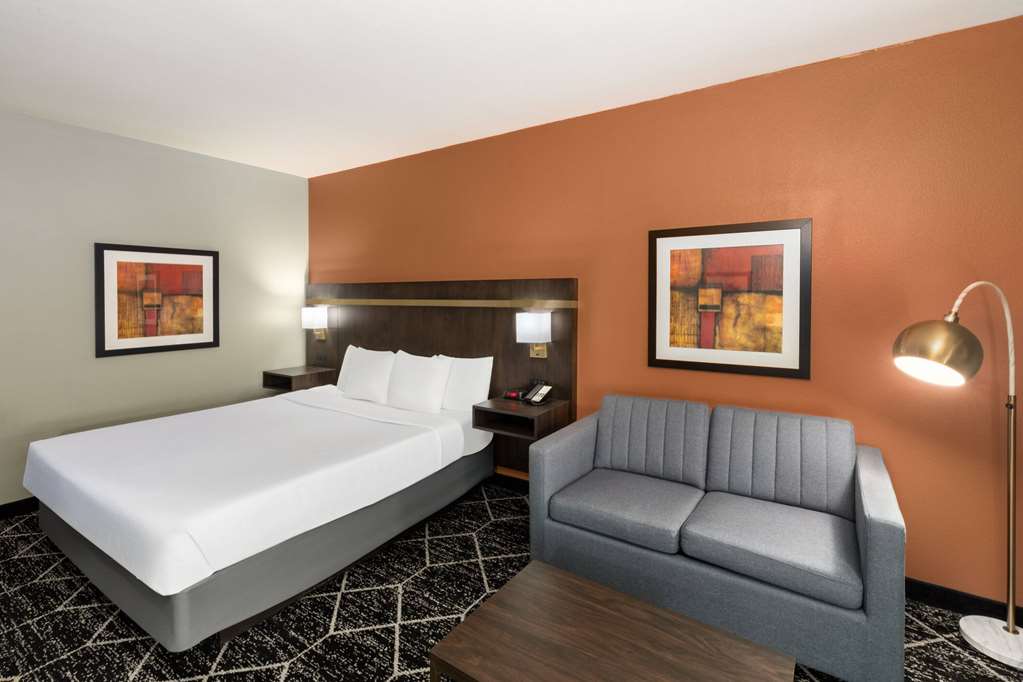 La Quinta Inn & Suites by Wyndham Olathe - photo 27