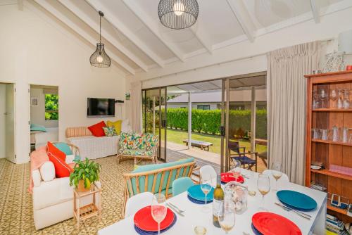 Bay Coast Happy Place Cooks Beach Holiday Home — 4-Star Luxury Hotel in Whitianga, New Zealand