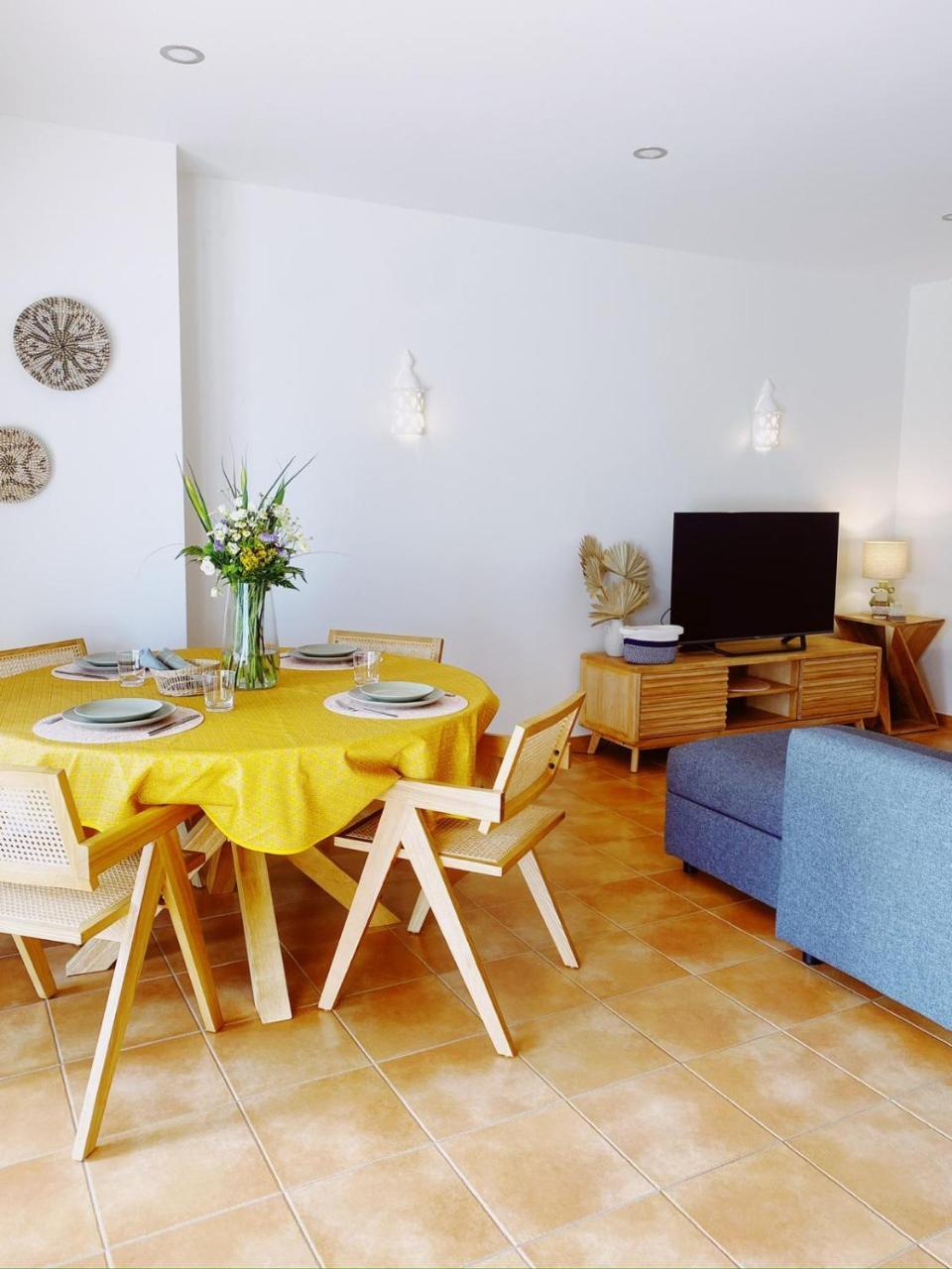 Beach Apartment Gabriela with Pool — 4-Star Luxury Hotel in Porches, Portugal