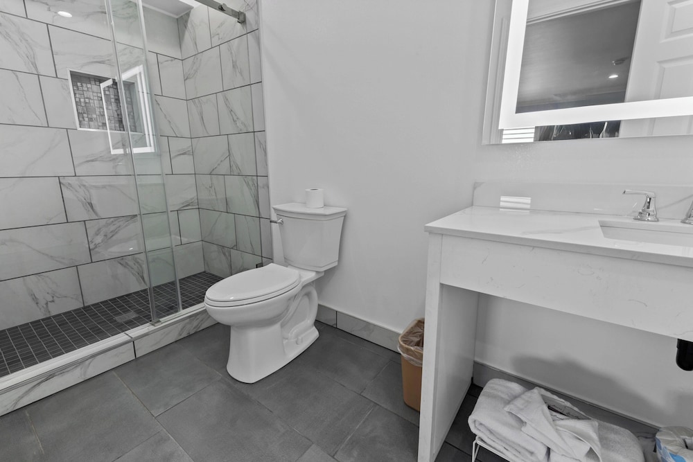 Downey Inn Luxury Suites - photo 14