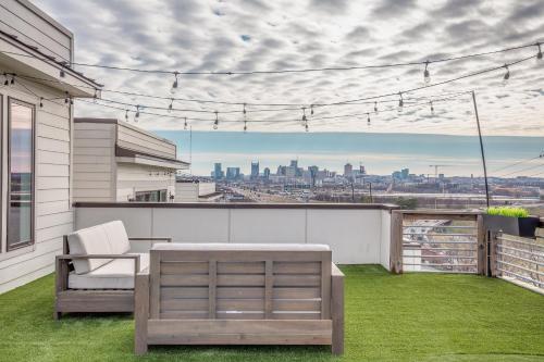 Ole Smoky House with Rooftop Golf and city Views 8min to Whiskey Row Sleeps 9 — 4-Star Luxury Hotel in Nashville, United States