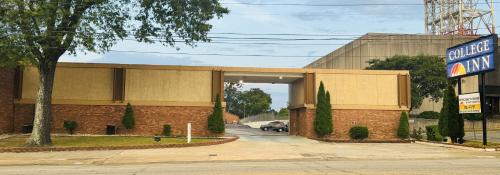 College Inn Spartanburg - photo 7
