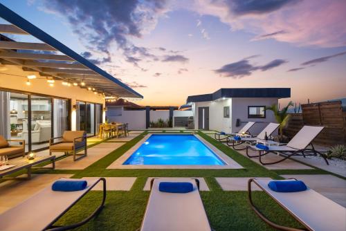 Modern 3br 1 Min To Beach Pool Prime Location — Unknown City