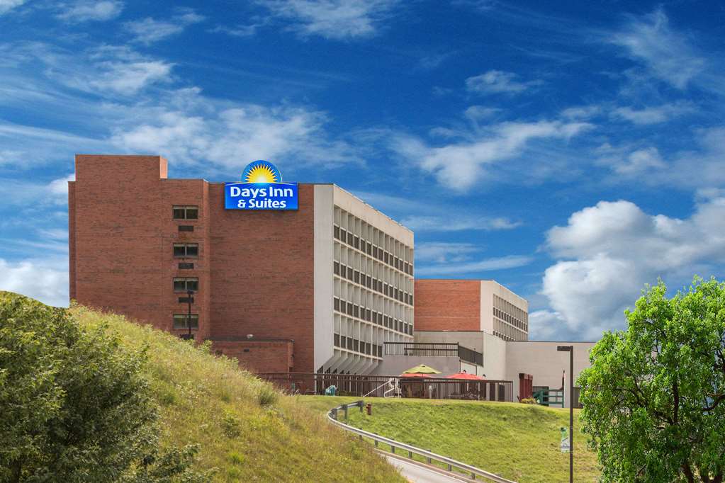 Days Inn & Suites by Wyndham Sutton Flatwoods - carbon neutral hotel in Sutton