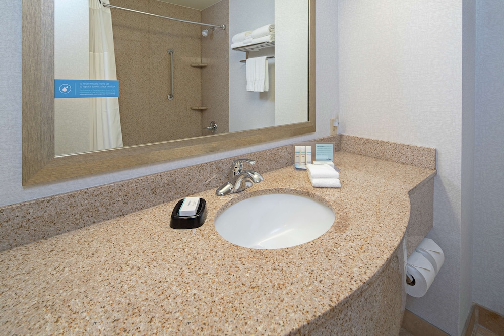 Hampton Inn & Suites Bremerton - photo 26