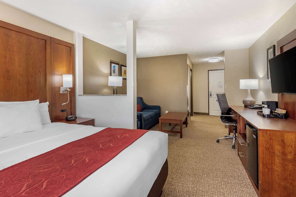 Comfort Suites Speedway Kansas City - photo 12
