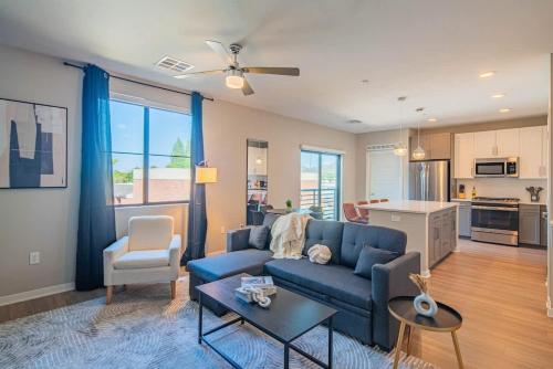 Modern 2BR Uptown Biltmore Gym Pool Parking WD — 4-Star Luxury Hotel in Phoenix, United States