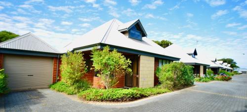 Cowrie Chalet — 4-Star Luxury Hotel in Augusta, Australia