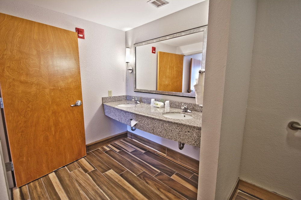 Holiday Inn Manahawkin Long Beach Island by IHG - photo 3