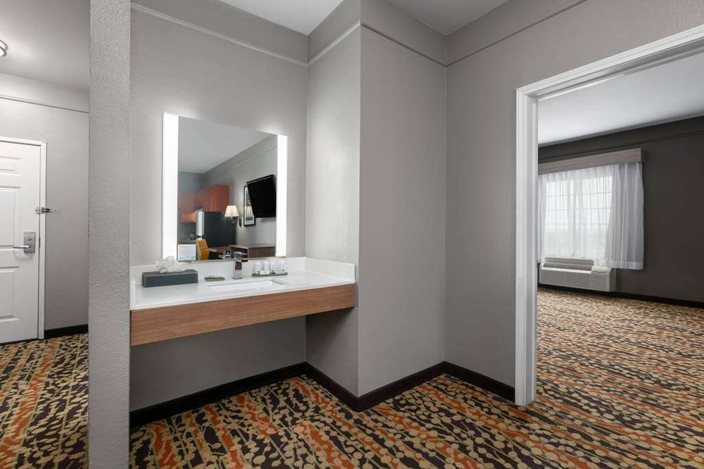 La Quinta Inn & Suites by Wyndham Belton Temple South - photo 26
