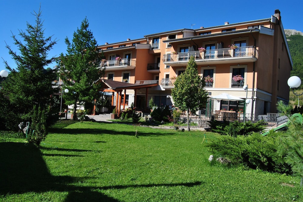 Alba Sporting Hotel — hotel in Rocca Di Mezzo