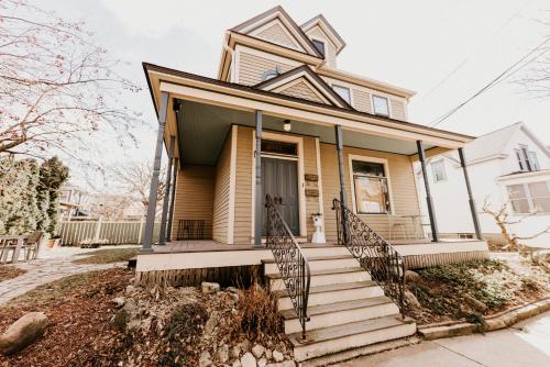 Retro Gem Box Victorian Steps from Irvine Park — 4-Star Luxury Hotel in Saint Paul, United States
