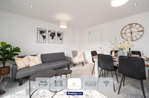 3 Bedroom House By The Yuma Homes Short Lets & Serviced Accommodation In Kent With Wifi & Parking — 4-Star Luxury Hotel in Ashford, United Kingdom