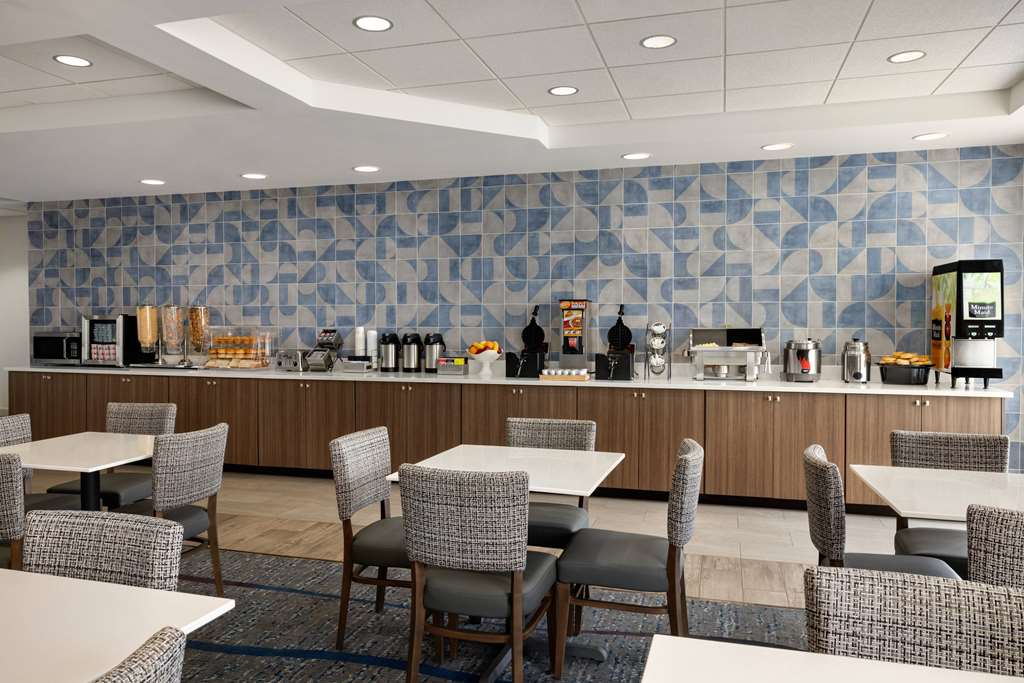 La Quinta Inn & Suites by Wyndham Springfield Airport Plaza - photo 9