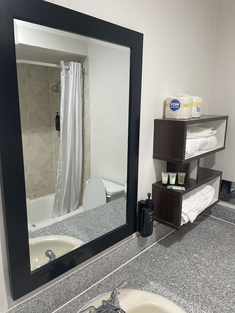 B&J Hotel and Apartment - photo 23
