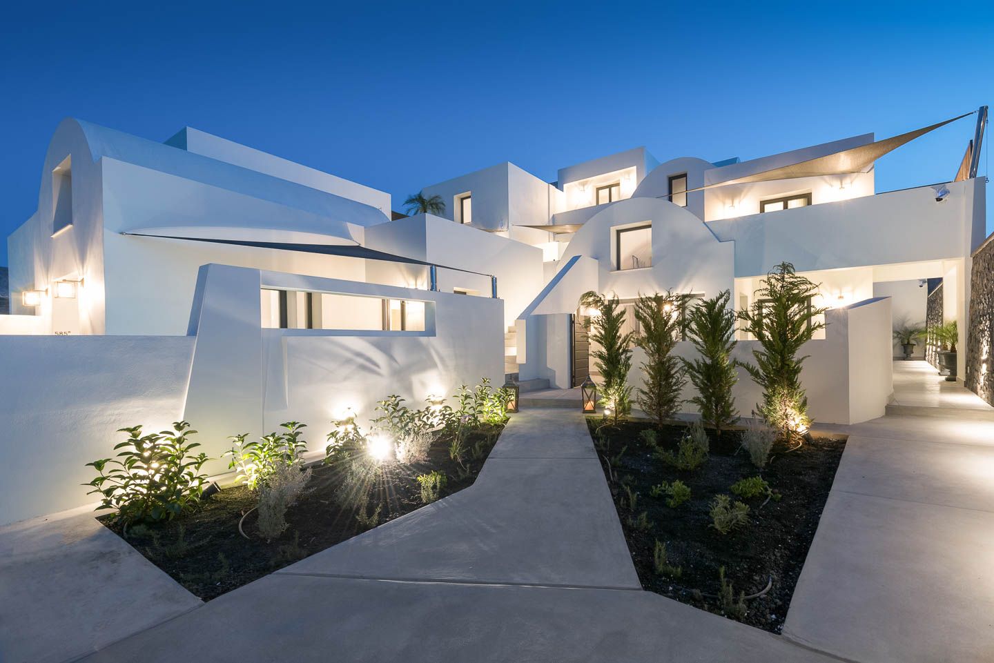 Karat Suites - carbon neutral hotel in Fira