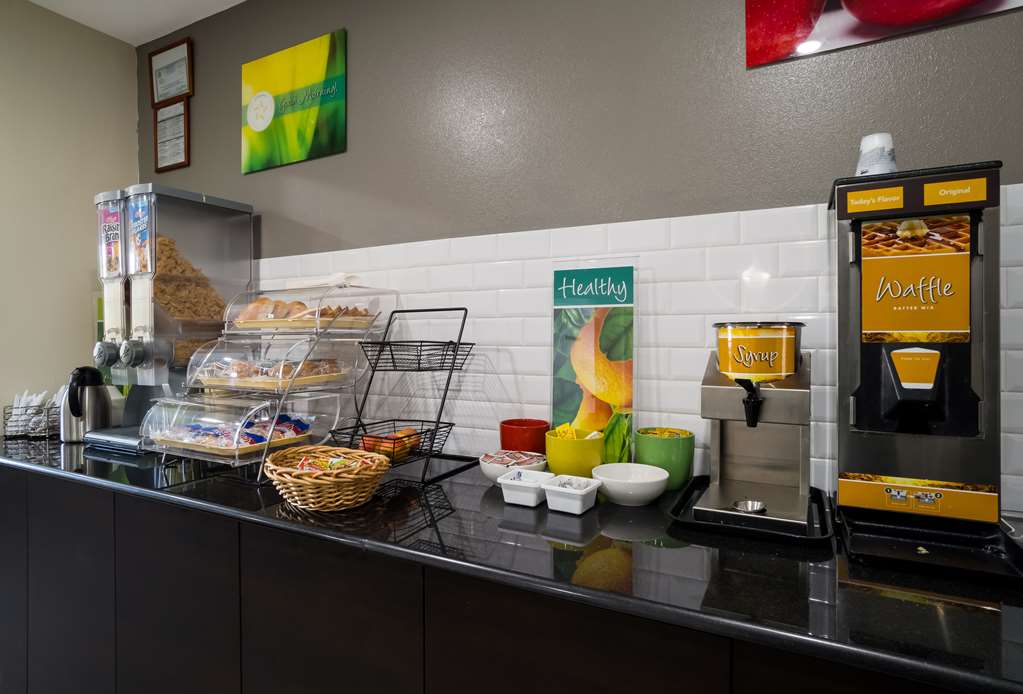 Econo Lodge Brownsville - photo 27