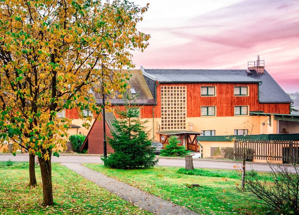 Ferienhotel Goldhubel — Neuhausen
