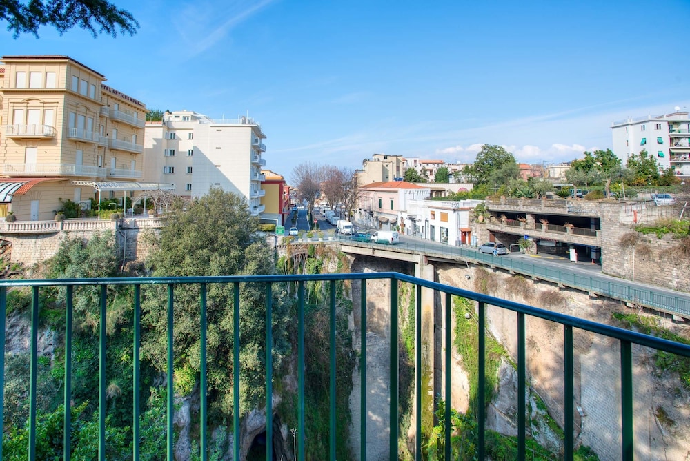 Relais La Rupe — 4-Star Luxury Hotel in Sorrento, Italy