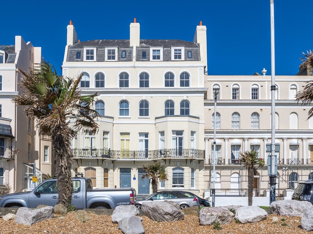 Apartment in Folkestone Near Sandgate Beach — 4-Star Luxury Hotel in Folkestone, United Kingdom
