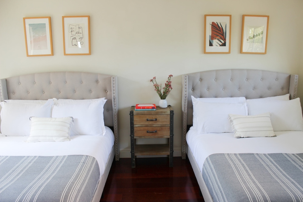 Bluff by Avantstay Gorgeous Malibu Getaway w Hot Tub & Spectacular Ocean Views in Malibu, United States