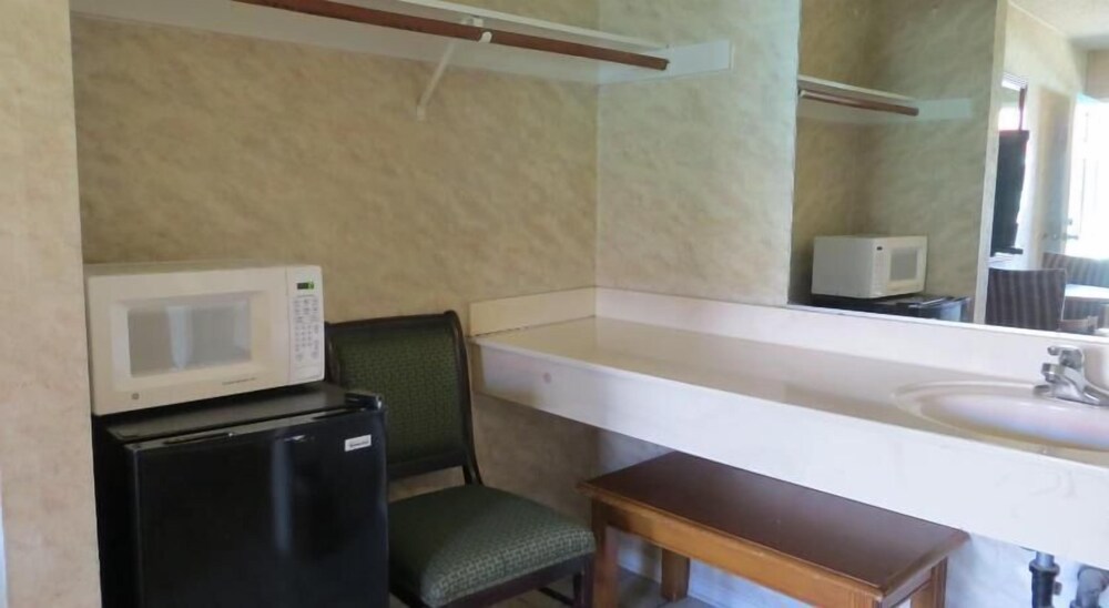 Bristol Motel - photo 12