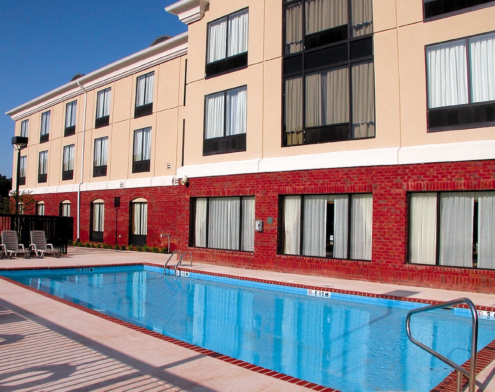 Holiday Inn Express Hotel & Suites Tupelo by IHG - photo 26