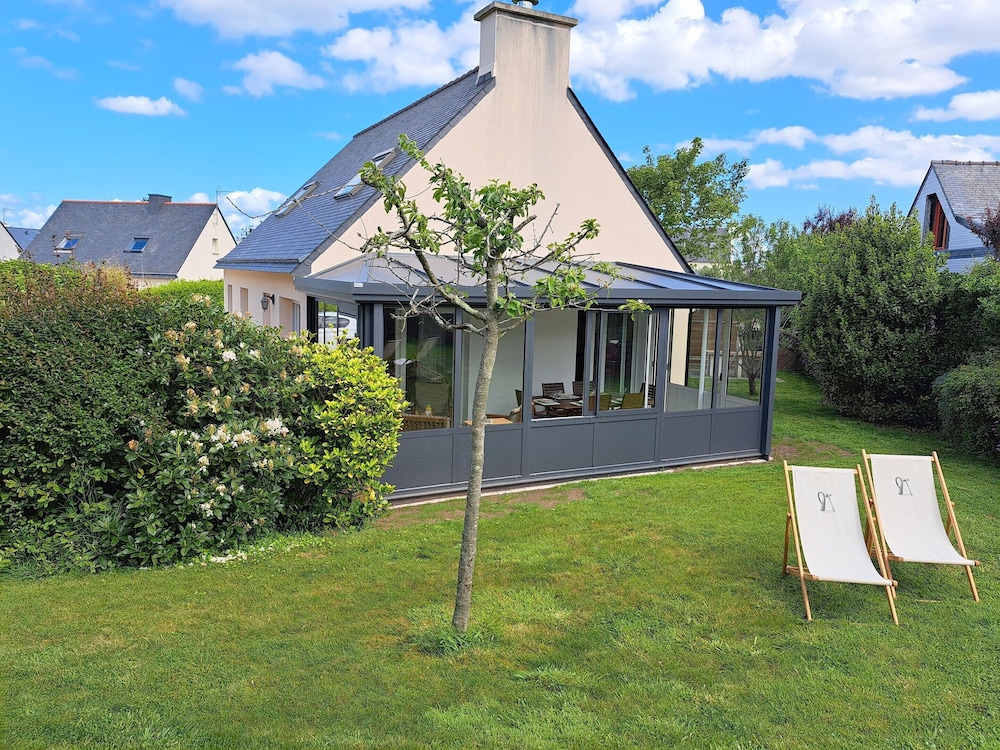 Holiday Home in Plouarzel Near Sandy Beach — 4-Star Luxury Hotel in Plouarzel, France