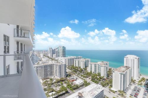 2 BDR Corner with Spectacular Ocean and City Views — 4-Star Luxury Hotel in Hollywood, United States