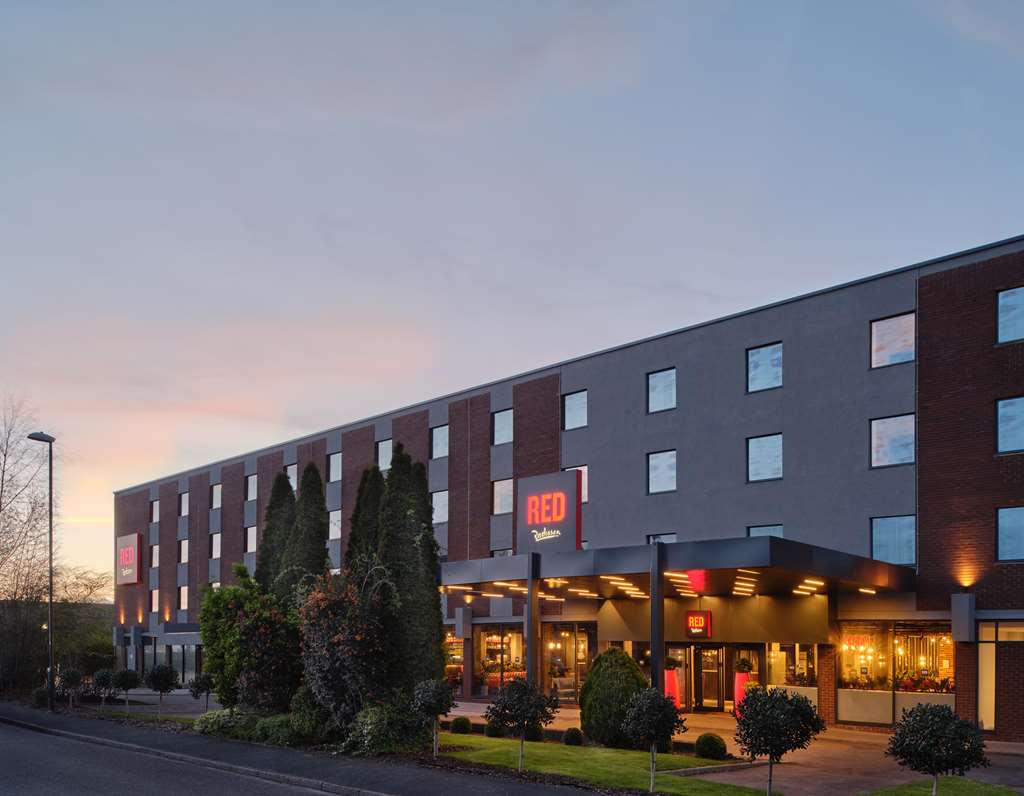 Radisson RED London Gatwick Airport — 4-Star Luxury Hotel in London, United Kingdom