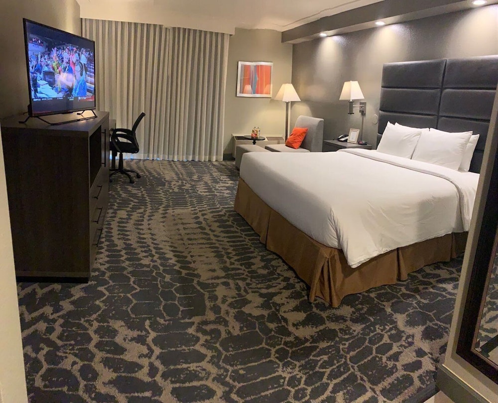 GreenTree Inn & Suites Alhambra - photo 49