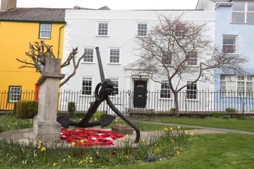 Monmouth House Apartments Lyme Regis Old Town dog friendly — 5-Star Luxury Hotel in Lyme Regis, United Kingdom