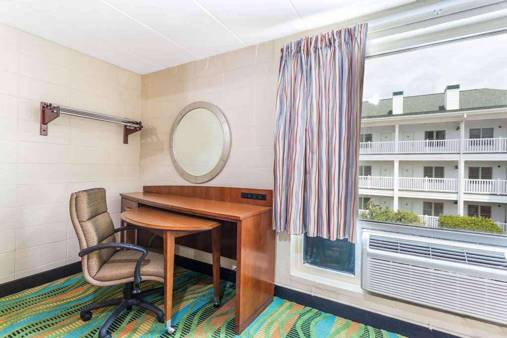 Howard Johnson by Wyndham Virginia Beach At The Beach - photo 10