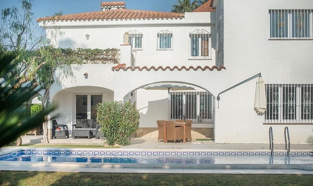 Villa 50 m from the beach in Cambrils TH11 — 4-Star Luxury Hotel in Cambrils, Spain