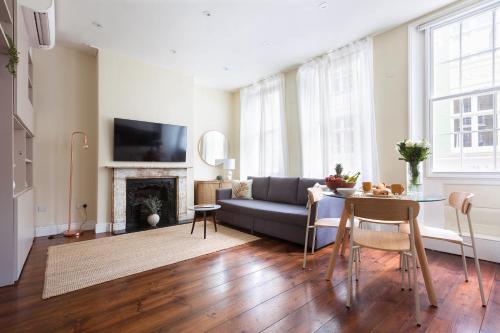 Stylish Carnaby Soho 1BR Apartment with AC — 4-Star Luxury Hotel in London, United Kingdom