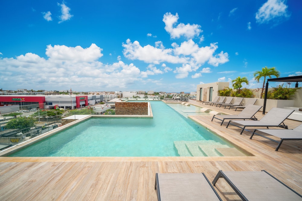 Condo Veronica Comfortable 2 bedroom with rooftop gym and pool — 4-Star Luxury Hotel in Playa Del Carmen, Mexico