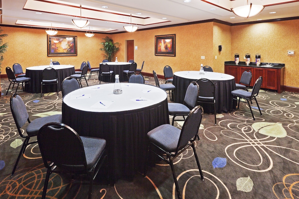 Holiday Inn Express Hotel & Suites POTEAU by IHG - photo 18