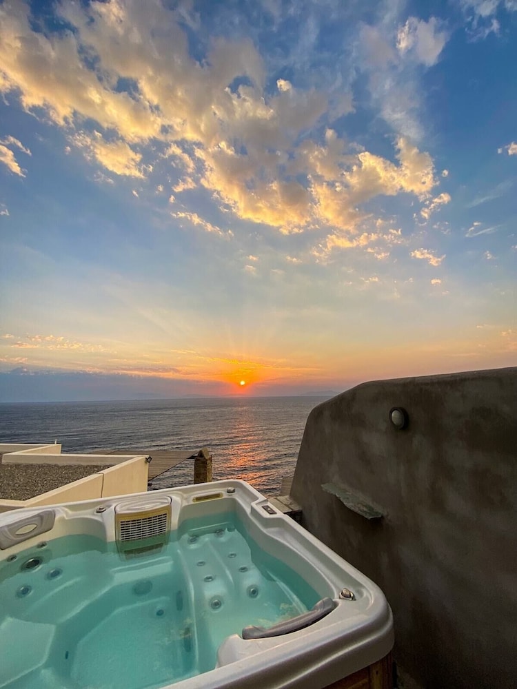 Sunrise stone villa with Jacuzzi by Neuvel — 4-Star Luxury Hotel in Kea, Greece