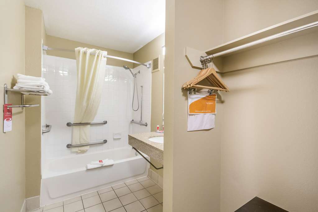 Econo Lodge Inn & Suites I 35 at Shawnee Mission - photo 30
